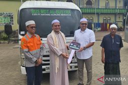 PT AGM hibahkan bantuan bus operasional untuk Ponpes Dalpa