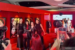 Instalasi fesyen ditampilkan di gala premier "The Devil Wears Prada 2"