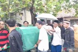 Duka selimuti kediaman salah satu korban kecelakaan KRL di Cikarang Timur