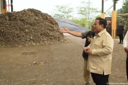 Presiden Prabowo tinjau pengolahan sampah menjadi genteng dan paving block di Banyumas