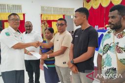 Kota Sorong salurkan bantuan modal usaha Rp165 juta kepada pengusaha OAP