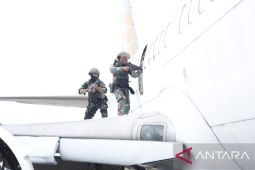 Kopaska TNI AL latihan penjinakan bom dalam simulasi pembajakan pesawat