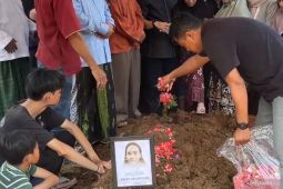 Isak tangis pemakaman Harum Anjasari korban tabrakan kereta di Bekasi Timur