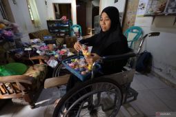 Perajin gantungan kunci rajut penyandang disabilitas