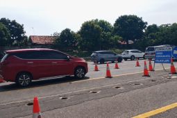 Petugas terapkan "contraflow" atasi kepadatan Tol Jakarta-Cikampek pada momentum libur Hari Buruh