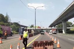Petugas perpanjang penerapan "contraflow" di jalan Tol Jakarta-Cikampek