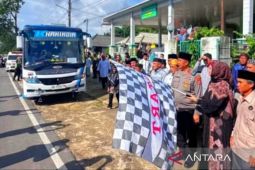 Wabup Debby lepas keberangkatan jamaah calon haji kloter 8