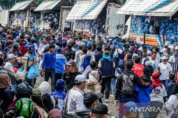 Bentuk nyata dukungan Pemerintah: Intip momen pembagian ribuan sembako gratis untuk buruh di kawasan Monas
