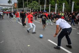 Massa aksi "sulap" jalan di depan DPR menjadi lapangan bola dadakan
