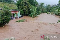 Hampir seratus warga Mande Cianjur mengungsi akibat rumahnya dilanda banjir
