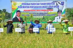 Bupati HSS : Syukuran panen dan tanam serentak wujudkan kemandirian pangan
