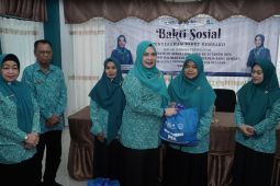 Kader PKK dan pendidik PAUD HSS terima paket sembako