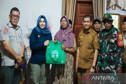 58 KK petani terdampak sedimentasi di Madina terima sembako