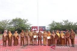 Pemkab Paluta beri penghargaan kepada 11 ASN yang pensiun