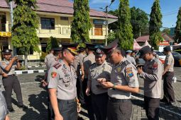 Kapolres Situbondo periksa gawai anggota guna cegah judi daring