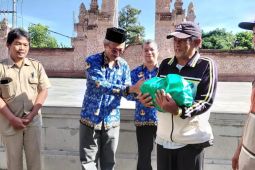 IAHN Mpu Kuturan salurkan 60 paket sembako untuk lansia