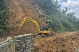 BPBD Bandung turunkan alat berat bersihkan longsor Sukamulya
