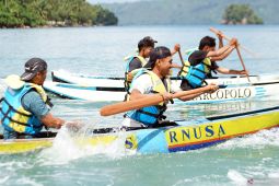 Lomba balap perahu dayung di Teluk Prigi