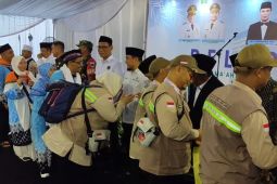 Lepas calon haji, Wali Kota Robinsar berpesan jaga kesehatan di tanah suci