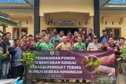DLH HST-mahasiswa KKN UIN tanam 1.300 pohon dalam aksi Hari Bumi 2026