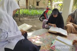 Sentuhan penyuluh agama, usia lanjut tak halangi ajari Alquran di Sergai