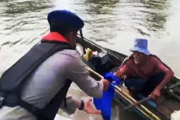Polairud Banjarmasin bagikan sembako ke warga bantaran sungai