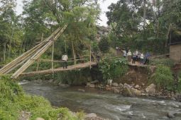 Garut pastikan jembatan putus akibat bencana segera diperbaiki