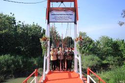 Polres Madiun renovasi Jembatan Merah Putih penghubung antar-kecamatan