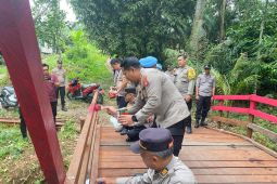 Kapolres Balangan dan masyarakat percantik Jembatan Merah Putih