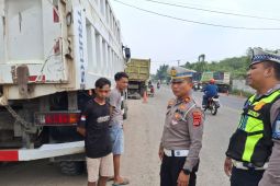 Cegah kecelakaan, Polres Serang tertibkan parkir liar di bahu jalan