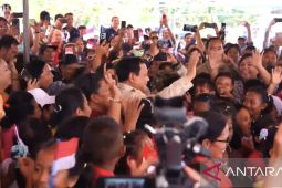Presiden berjoget "Tabola Bale" bersama masyarakat di Miangas