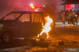Sebuah minibus hangus terbakar di Kembangan Jakarta Barat