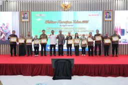 Sekjen Kemen ATR/BPN beri penghargaan kepada Satker pengelola kearsipan terbaik