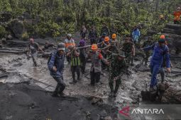Erupsi Gunung Dukono: Tim SAR evakuasi jenazah pendaki, dua WNA masih hilang di balik abu vulkanik