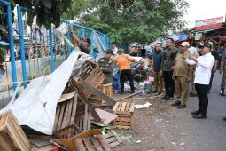 Satpol PP Kota Tangerang lakukan penertiban PKL di bahu jalan