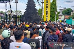 Warga datangi Polresta Banyuwangi terkait penganiayaan oleh WNA Rusia