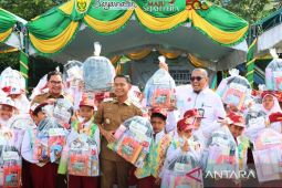 Wali Kota Banjarmasin serahkan ratusan bantuan perlengkapan sekolah