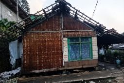 57 rumah rusak dampak angin kencang di Cimenyan Bandung, batuan mulai didistribusikan