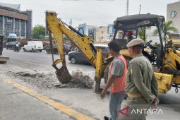 Pemkot Medan bongkar lahan parkir yang dialihfungsikan pelaku usaha