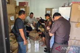 Polda Babel limpahkan tersangka kasus rokok ilegal ke Kejari Belitung