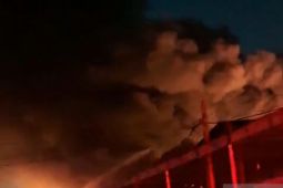 Kebakaran gudang di Jakbar diwarnai ledakan beruntun pada Senin malam