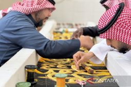 Rahasia di balik kilauan benang emas Ka'bah: Intip proses pembuatan kiswah yang bertahan seabad di Makkah