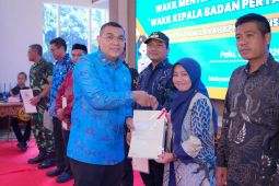 Wamen ATR/BPN serahkan sertipikat tanah kepada warga Sulteng