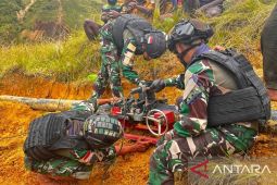 Yonif 511 bantu warga Nombome Lanny Jaya perbaiki pipa air bersih