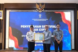 Kemenkum Babel serahkan sertifikat KIK dan Hak Cipta