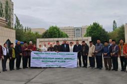 Menelusuri Peradaban Islam dan Budaya Tiongkok.  Prof Nurhayati dan tokoh Islam Sumatera kunjungi Xinjiang, Kashgar, dan Beijing