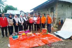 BPBD Aceh Barat salurkan bantuan untuk korban angin kencang di Sungai Mas