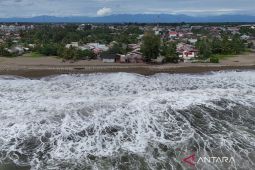 BMKG prakirakan potensi gelombang tinggi hingga 4 meter di perairan selatan Indonesia
