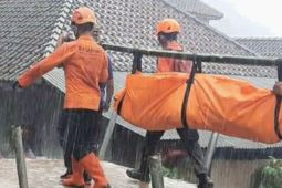 Dua korban longsor di Curug Cileat Subang ditemukan tertimbun tanah sedalam 2 meter
