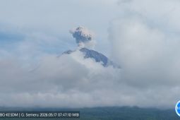 Gunung Semeru erupsi tiga kali pada Minggu pagi